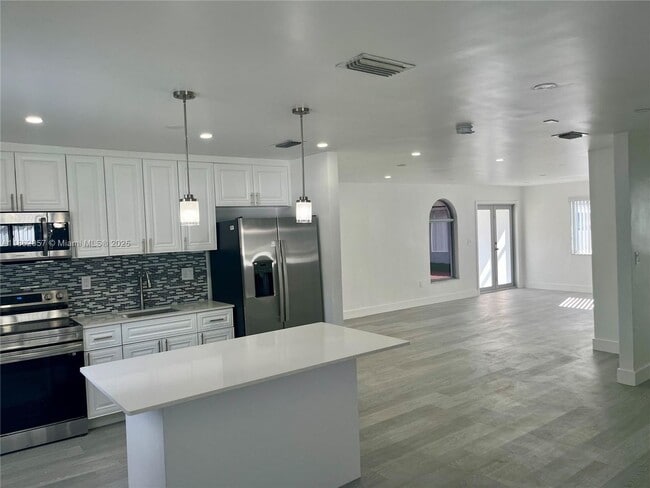 7113 SW 21st St in Miami, FL - Building Photo - Building Photo