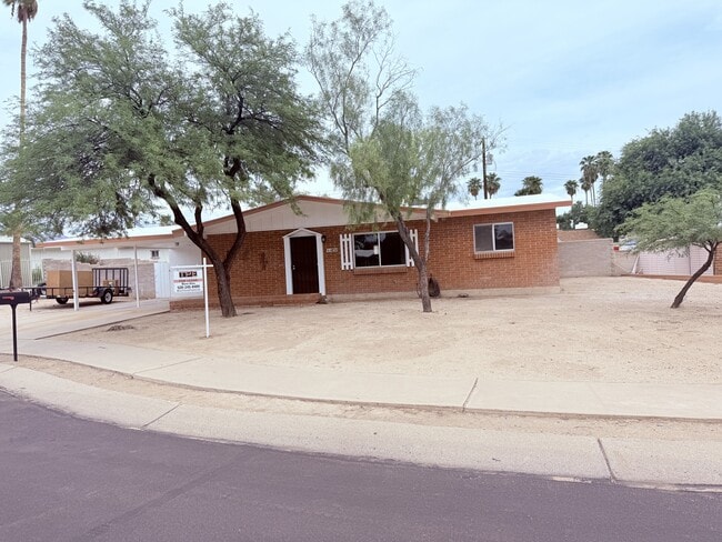 4834 N Los Altos Pl