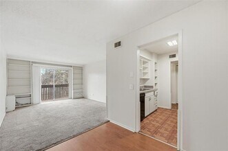 4845 Cedar Springs Rd in Dallas, TX - Foto de edificio - Building Photo