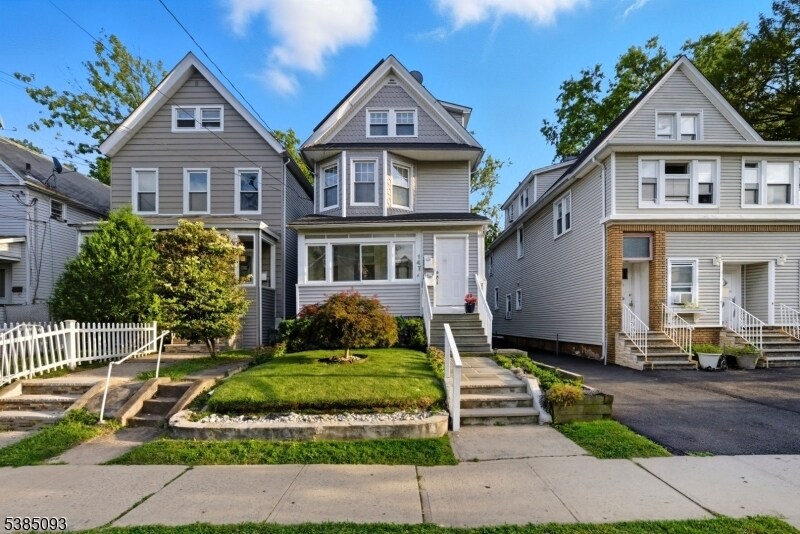 147 W 3rd Ave in Roselle, NJ - Building Photo