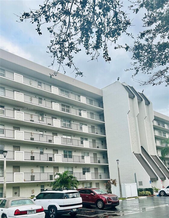 3100 W Rolling Hills Cir in Davie, FL - Building Photo