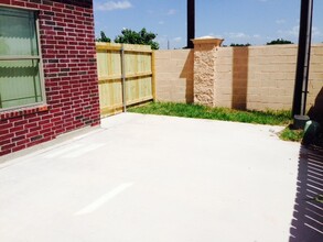 1203 W Fig Ave, Unit 4 in Pharr, TX - Building Photo - Building Photo