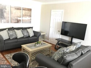 2 W Maple St in Alexandria, VA - Building Photo - Building Photo