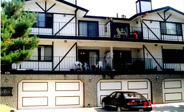 626 E Holly Ave in El Segundo, CA - Foto de edificio - Building Photo