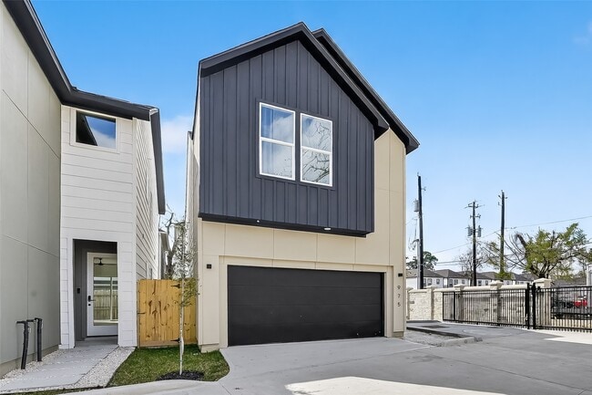 975 Highland Lgt Ln in Houston, TX - Building Photo - Building Photo