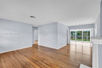 392 Payne Dr in Miami Springs, FL - Building Photo - Building Photo