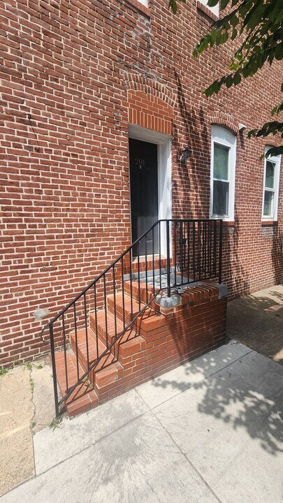 201 N Ellwood Ave, Unit B in Baltimore, MD - Building Photo