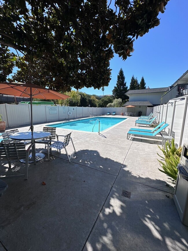 998 Ignacio Blvd in Novato, CA - Building Photo - Building Photo
