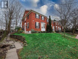 2390 Woodward Ave in Burlington, ON - Building Photo