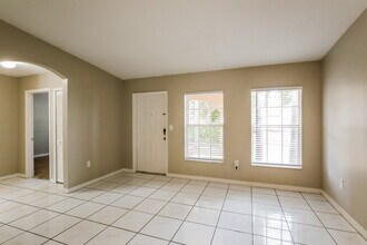 15142 SW 171st St in Miami, FL - Foto de edificio - Building Photo