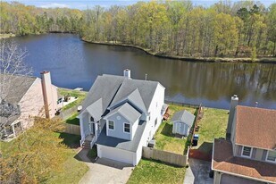 1721 Chestwood Dr in Virginia Beach, VA - Building Photo