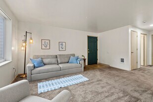 Oak Meadow in Eugene, OR - Building Photo