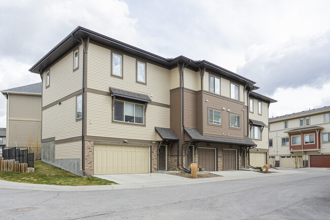 32 Horseshoe Cres in Cochrane, AB - Building Photo - Building Photo