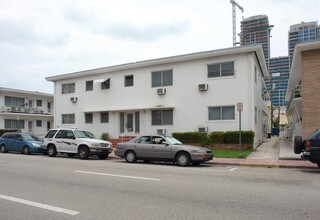 6877 Abbott Ave in Miami Beach, FL - Foto de edificio - Building Photo