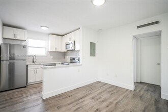 1950 NW 2nd Ct in Miami, FL - Foto de edificio - Building Photo