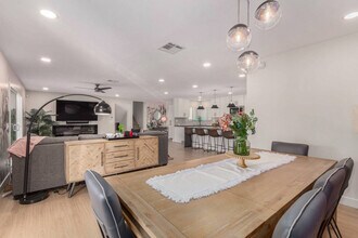 8602 E Mitchell Dr in Scottsdale, AZ - Foto de edificio - Building Photo