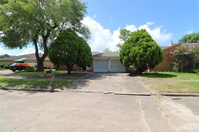 13011 Benford Dr in Houston, TX - Foto de edificio - Building Photo