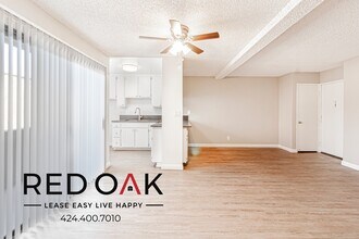 8614 Woodley Ave in Los Angeles, CA - Foto de edificio - Building Photo