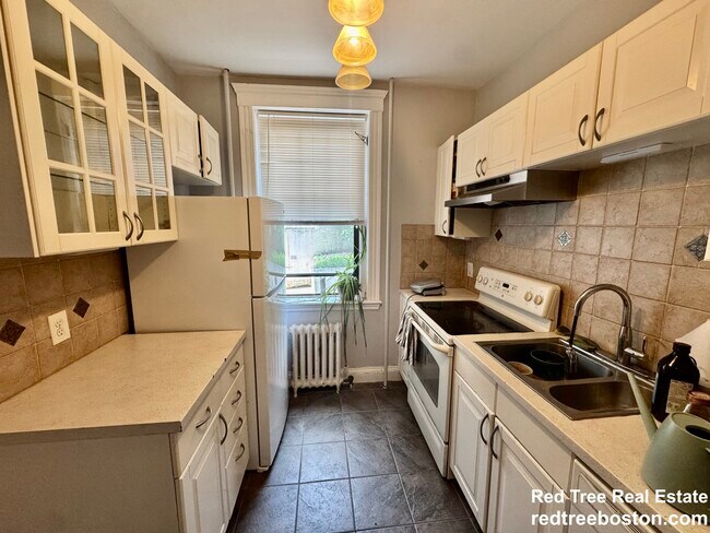 6 Sutherland Rd, Unit #3 in Boston, MA - Foto de edificio - Building Photo