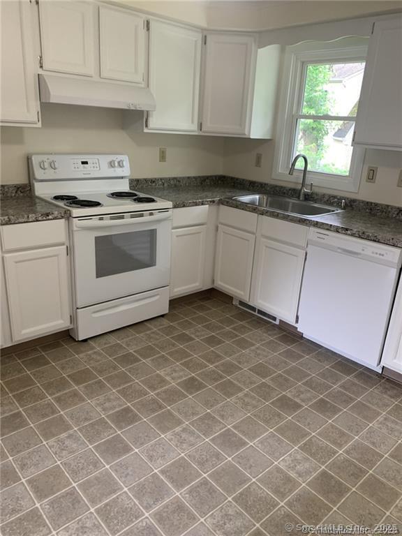44 Elizabeth St in Kent, CT - Building Photo - Building Photo