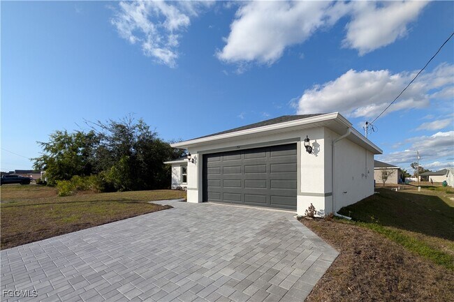 707 Kismet Pkwy E in Cape Coral, FL - Building Photo - Building Photo