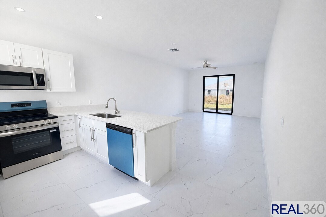 828 Holmes Ave in Lehigh Acres, FL - Building Photo