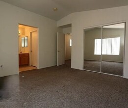 187 Chadwell Ct in Henderson, NV - Building Photo - Building Photo