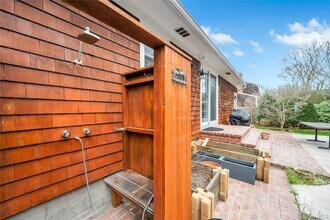 8 Lovell Rd in Hampton Bays, NY - Foto de edificio - Building Photo