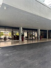 10000 W Bay Harbor Dr in Bay Harbor Islands, FL - Building Photo - Building Photo