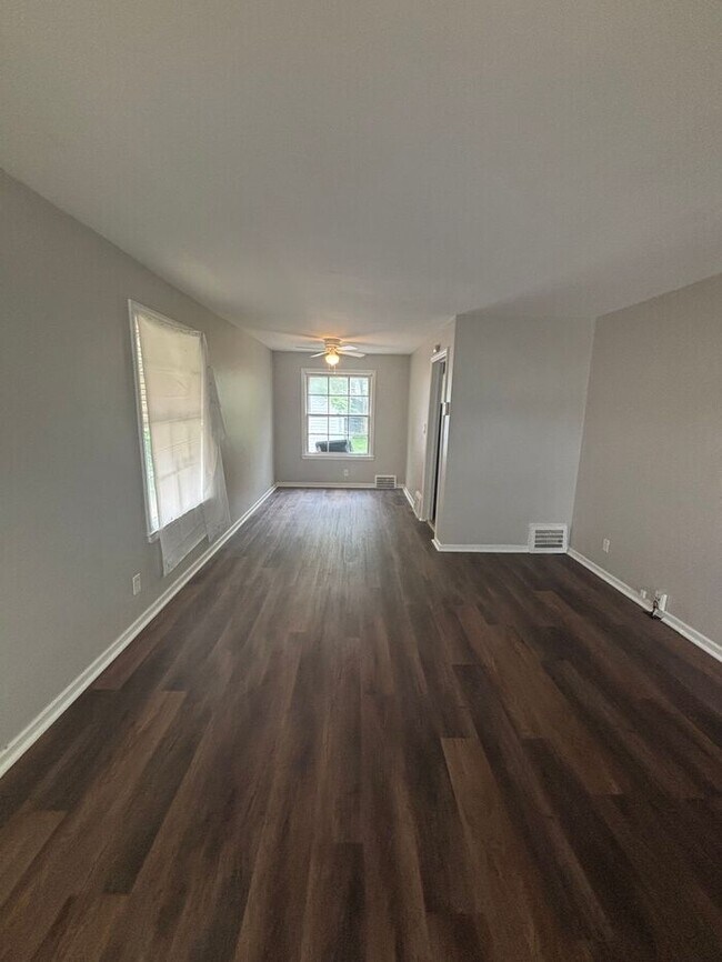 1523 Babbitt Rd in Euclid, OH - Foto de edificio - Building Photo