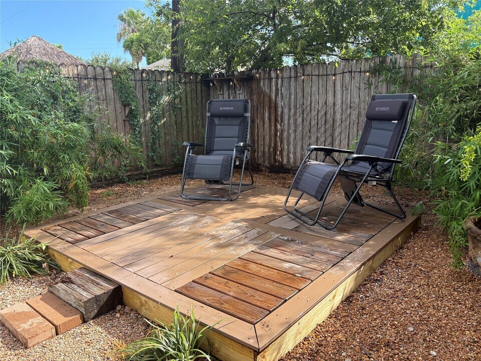 5325 Avenue R 1/2 in Galveston, TX - Building Photo
