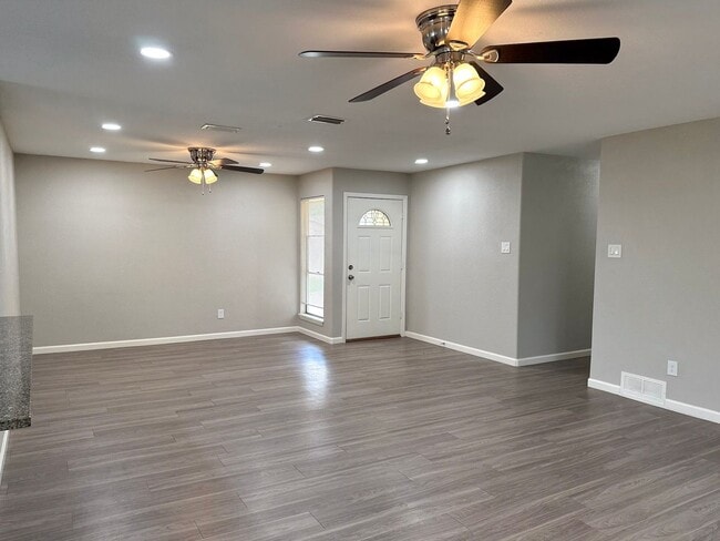 57112 Red Oak Dr in Irving, TX - Building Photo - Building Photo