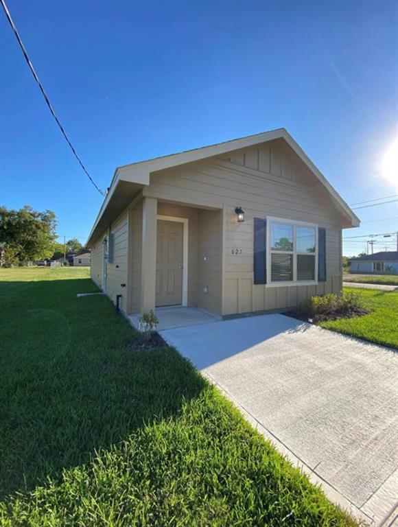 627 W Live Oak St in Angleton, TX - Building Photo - Building Photo