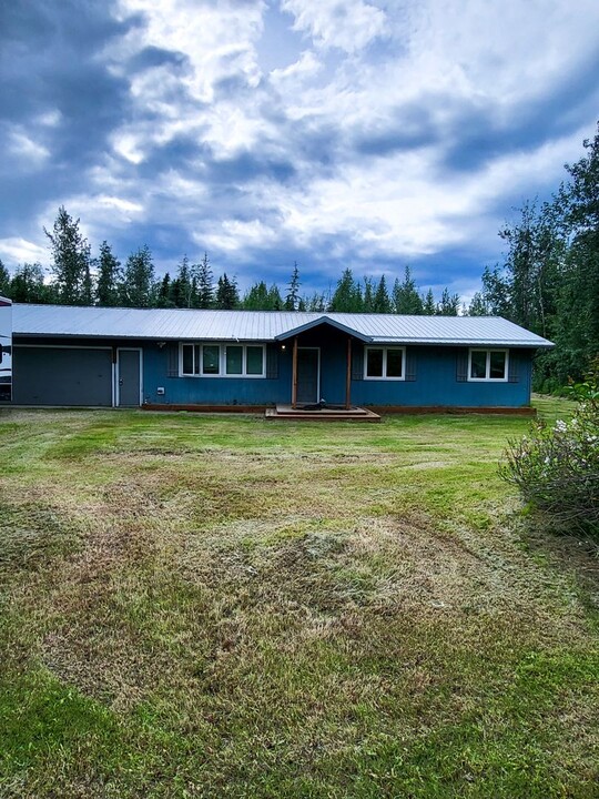 1329 Snowbird Dr in North Pole, AK - Building Photo