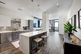 1211 Caroline St in Houston, TX - Building Photo