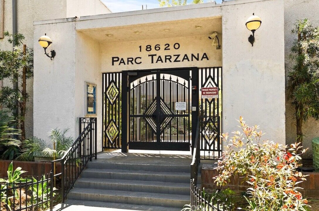 18620 Hatteras St, Unit 223 in Tarzana, CA - Building Photo