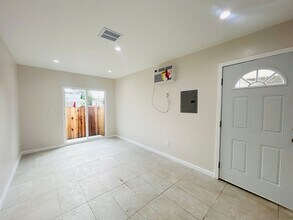 14210 Sylvan St in Los Angeles, CA - Foto de edificio - Building Photo