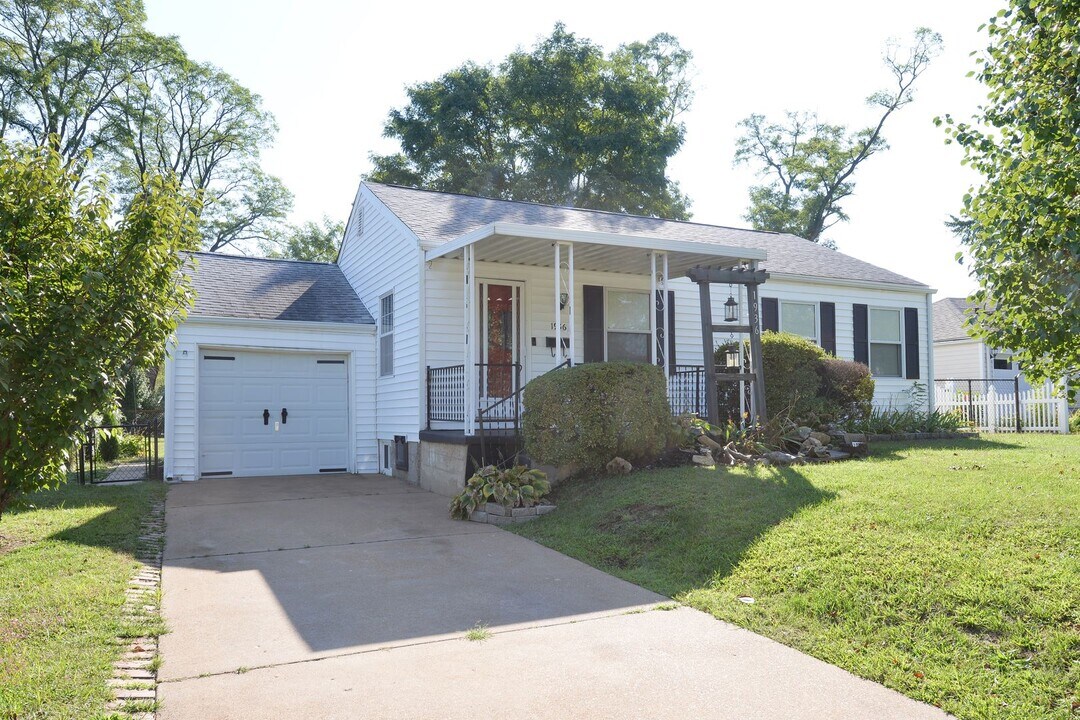 1936 Bryant Ave in St. Louis, MO - Building Photo