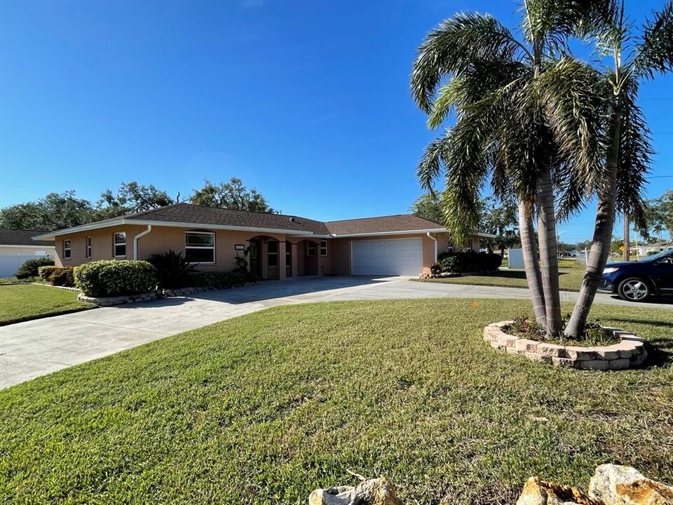 2560 Bispham Rd in Sarasota, FL - Building Photo