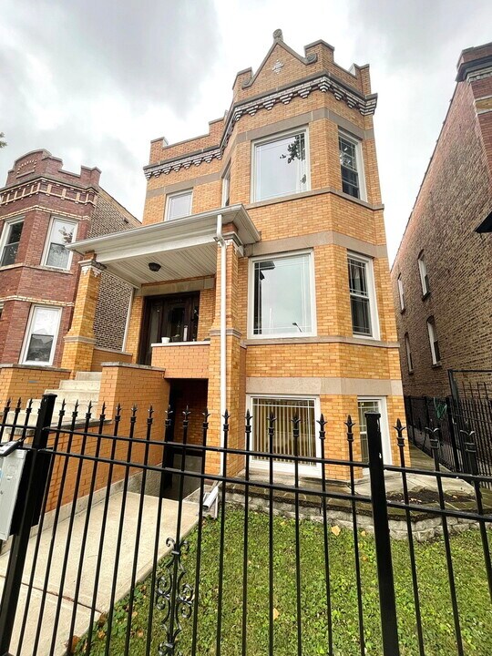 2449 N Avers Ave in Chicago, IL - Building Photo