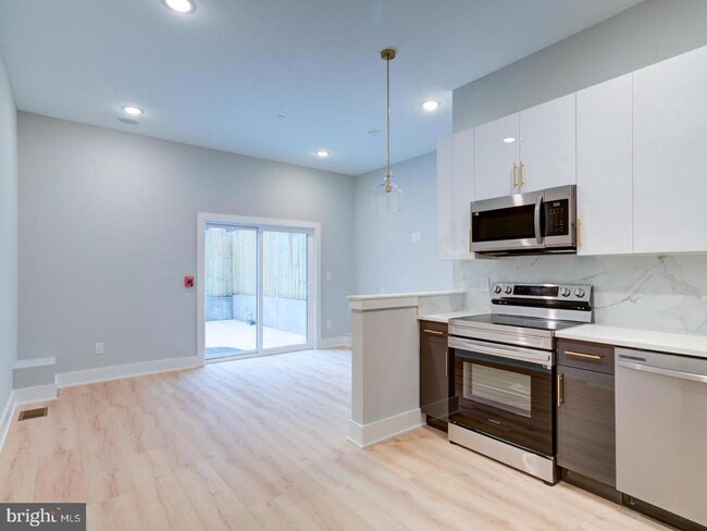 2421 Frankford Ave in Philadelphia, PA - Building Photo - Building Photo