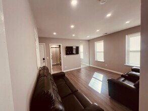 77 Manville Rd, Unit 3R in Woonsocket, RI - Foto de edificio - Building Photo