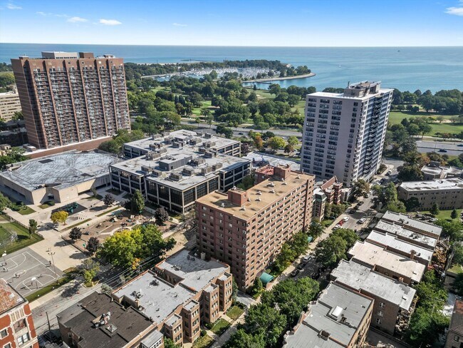 708 W Bittersweet Pl in Chicago, IL - Building Photo - Building Photo
