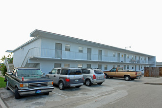 Villager Apartments in North Palm Beach, FL - Building Photo - Building Photo