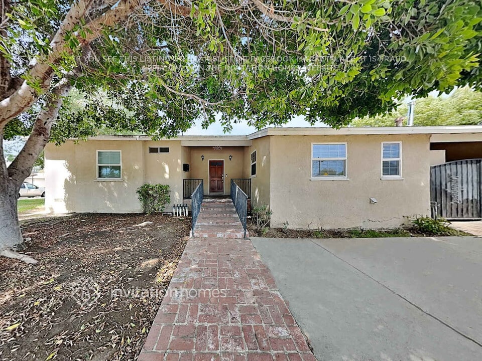 7000 Comanche Ave in Los Angeles, CA - Building Photo