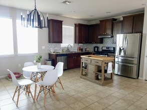 392 Eagle Brook Ln in Buda, TX - Foto de edificio - Building Photo