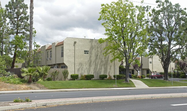 Fox Creek Apartments in Pittsburg, CA - Foto de edificio - Building Photo