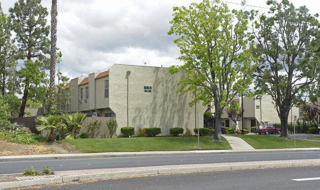 Fox Creek Apartments in Pittsburg, CA - Building Photo - Building Photo