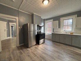 524 E Jersey St in Elizabeth, NJ - Building Photo