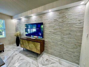4334 Ficus St in Hollywood, FL - Foto de edificio - Building Photo